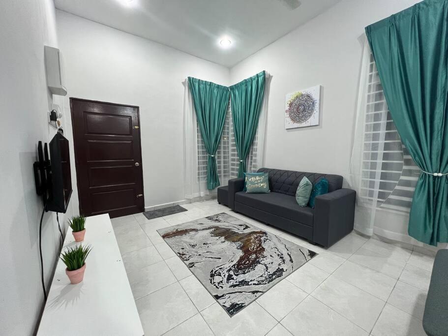 D'Sara Homestay Fully Furnished 3 Bedrooms All Aircond 2 Miles Centre Chukai Экстерьер фото