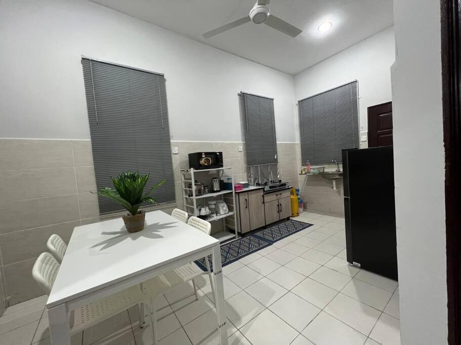D'Sara Homestay Fully Furnished 3 Bedrooms All Aircond 2 Miles Centre Chukai Экстерьер фото
